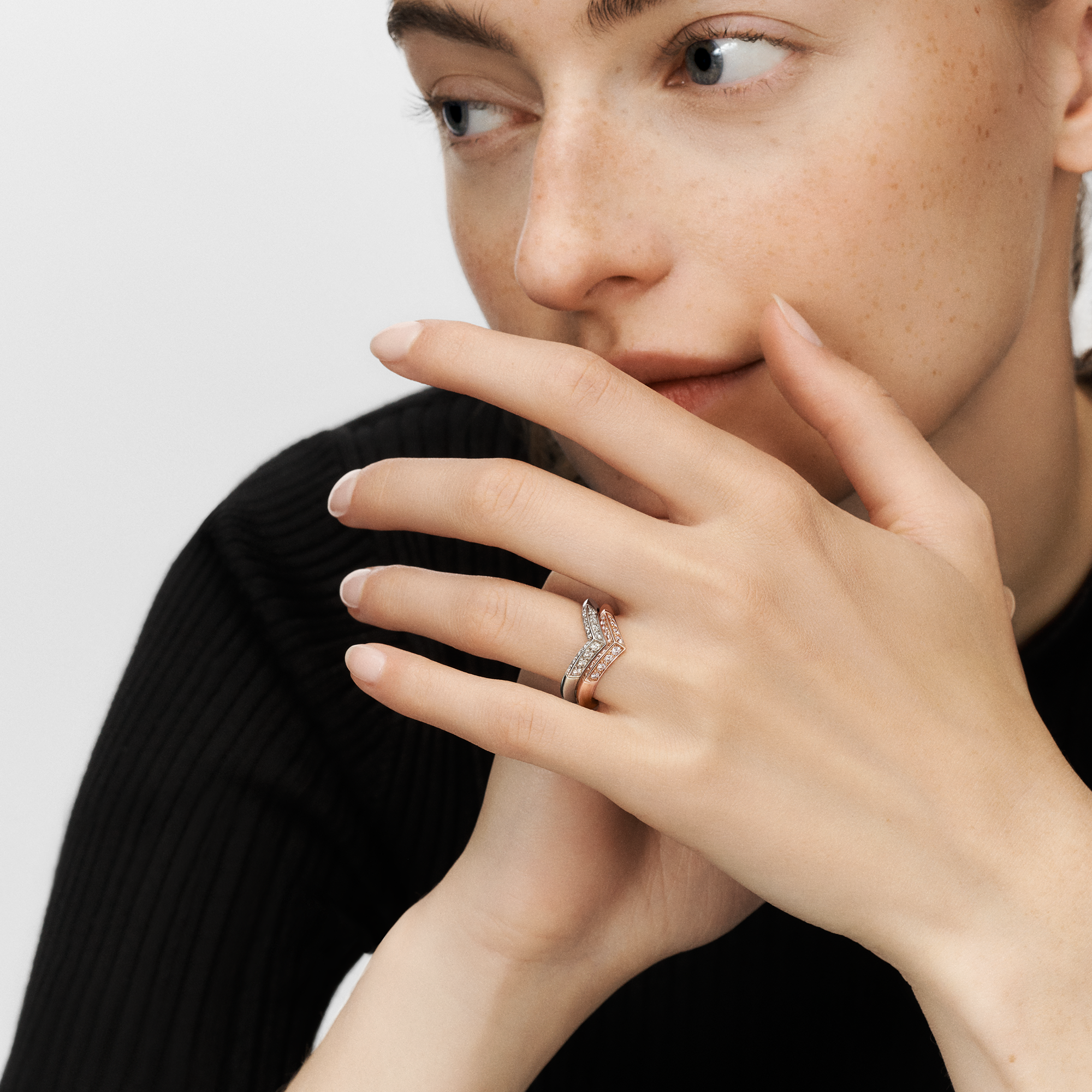 Categories Wedding Bands LV Diamonds Pavé V Ring, Pink Gold | Louis Vuitton ® (Product zoom)